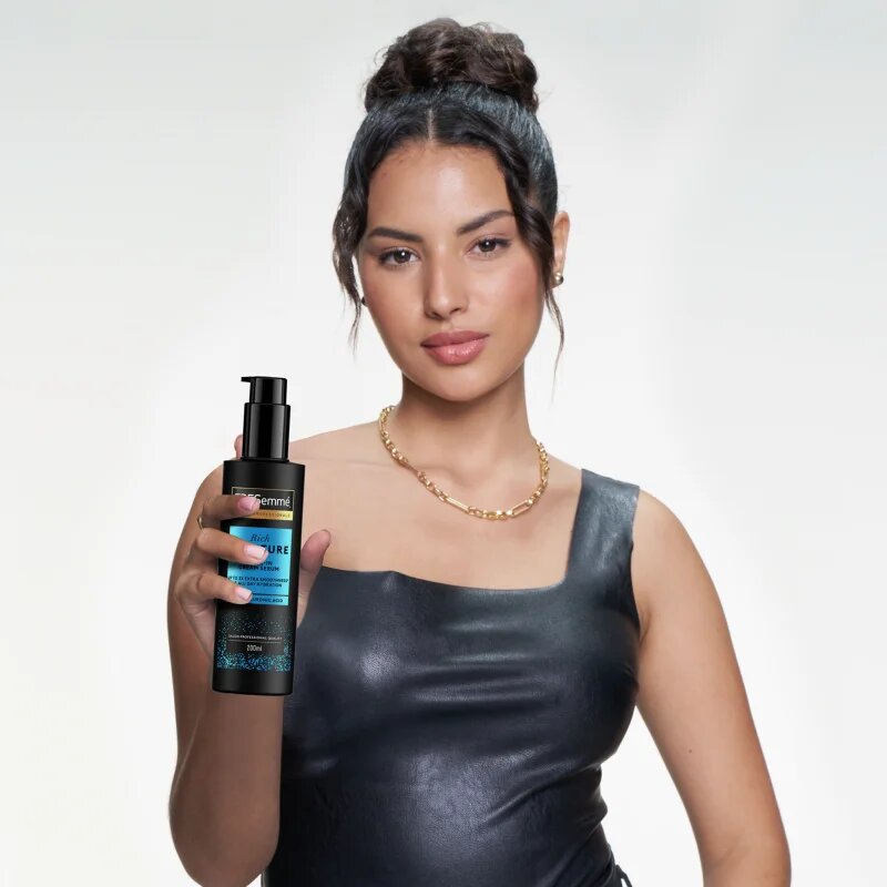 TRESemmé Rich Moisture Leave-In Serum krémové sérum pro hydrataci a lesk 200 ml