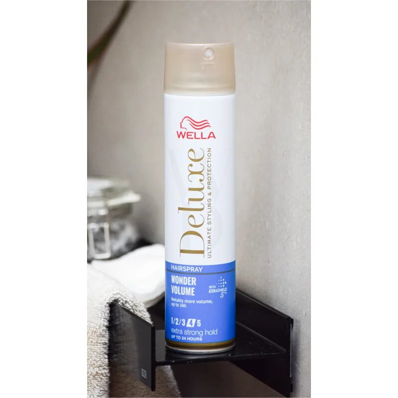 Wella Deluxe Wonder Volume lak na vlasy se silnou fixací pro objem 250 ml
