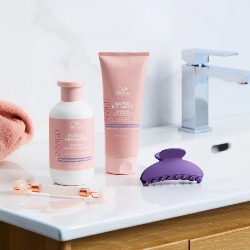 Wella Professionals Invigo Blonde Recharge šampon pro blond vlasy neutralizující žluté tóny 300 ml