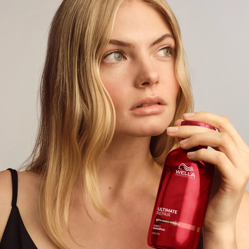 Wella Professionals Ultimate Repair Shampoo posilující šampon pro poškozené vlasy 100 ml