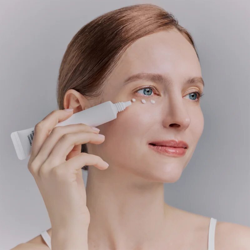WHAMISA Organic Flowers Eye Essence rozjasňující oční sérum s protivráskovým účinkem 30 ml