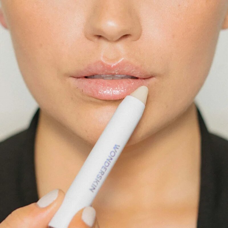 WONDERSKIN Wonder Blading 3-in-1 Lip Scrub peeling na rty v tyčince 3 g