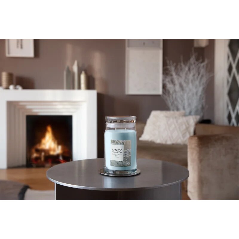 Yankee Candle Snow Kissed Pine vonná svíčka 567 g